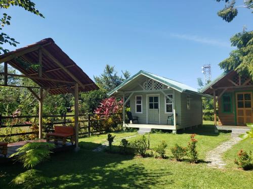 Ce petit cottage verdoyant dispose d'un jardin et d'une maison. dans l'établissement Casitas Jacaranda, à Savegre