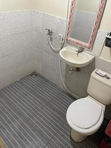 Un baño de Borbon's Treehouse By the Sea