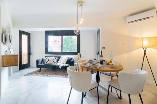 uma sala de estar com uma mesa e um sofá em En Calma por el Mediterráneo. em Sant Adria de Besos