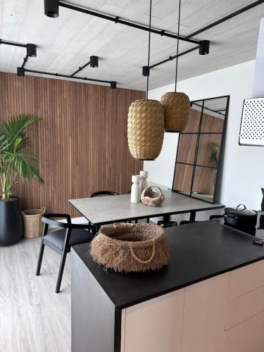 een keuken met een zwart aanrecht en een tafel bij Duplex Las magnolias Villa allende in Villa Allende