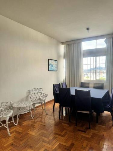 ein Esszimmer mit einem Tisch und Stühlen in der Unterkunft Apartamento BH Centro-Sul in Belo Horizonte