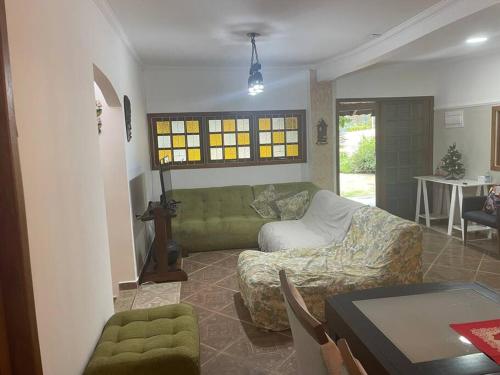 uma sala de estar com um sofá e uma mesa em Chácara Cantinho Castanheira a 40 min de SP prox Itu e Sorocaba em Itu