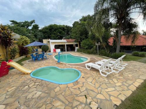 a backyard with a swimming pool and a playground at Chácara Cantinho Castanheira a 40 min de SP prox Itu e Sorocaba in Itu