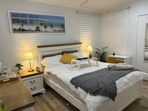 Un dormitorio con una cama con una mesa. en Paradise Escape On The Lake, en Perth
