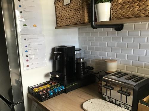 eine Kaffeemaschine auf der Theke in einer Küche in der Unterkunft Lg Qs Rm Private Luxury Bathrm Strictly NON SMOKERS and Genuine Travellers ONLY over 25 in Warnbro