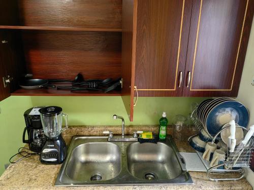 a kitchen counter with a sink and a mixer at Casa Céntrica Comayagua in Comayagua