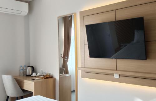 TV/trung tâm giải trí tại D'Ninety Six Inn Hotel Gunungkidul