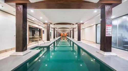 雪梨的住宿－Oaks Sydney Goldsbrough Suites，一座绿色的游泳池,位于一座建筑中