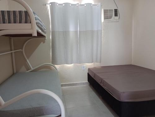 Łóżko lub łóżka w pokoju w obiekcie Kitnets Recanto Caiobá