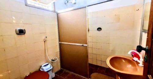 a bathroom with a sink and a toilet at Casa em Conceição da Barra para temporada e Carnaval in Conceição da Barra