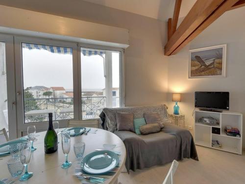 un salon avec une table et un canapé dans l'établissement Duplex 3 pièces à deux pas de la plage avec parking - 4 pers - FR-1-706-16, à Châtelaillon-Plage