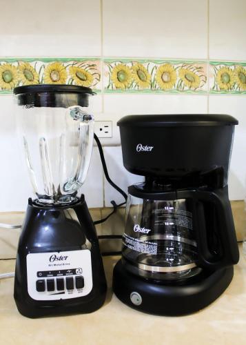 a black blender sitting on top of a counter at Apartamento en la mejor ubicación, centro de Loja in Loja