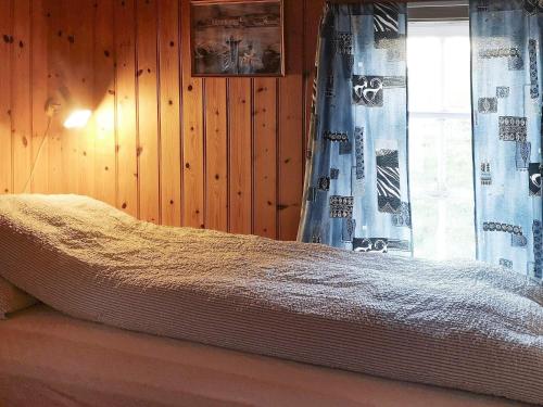 uma cama num quarto com uma janela em Holiday home VEGA II 