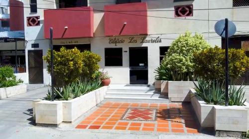 a building with plants in front of it at Apartamento Vista azul rodadero Laureles 801 in Rodadero