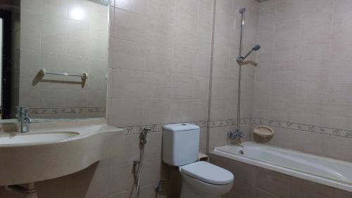 La salle de bains est pourvue de toilettes, d'un lavabo et d'une baignoire. dans l'établissement PRIVATE ROOM FOR BUSINESS EXECUTIVES BY MAUON TOURISM, à Dubaï