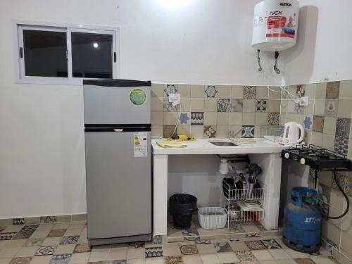a small kitchen with a refrigerator and a sink at Mirador Quebrada Verde in El Chorrillo