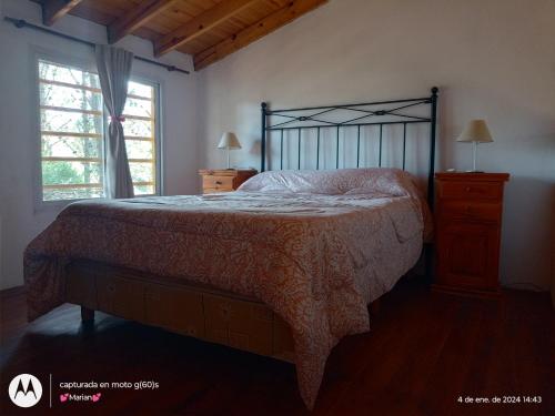 a bedroom with a bed and a dresser and a window at Casa en Nueva Atlantis in Mar de Ajó