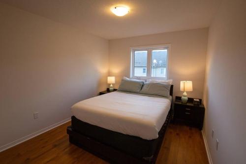 Postel nebo postele na pokoji v ubytování Executive 3 Bedroom townhouse close to the Lake