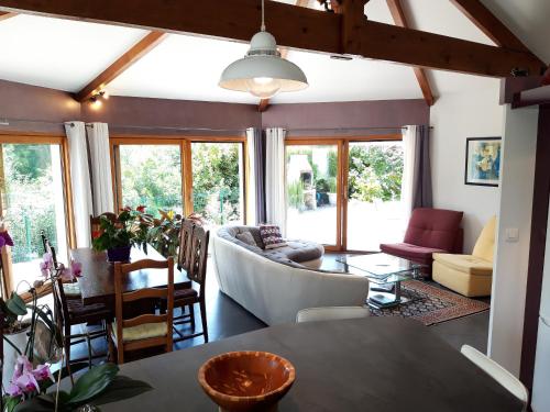 a living room with a couch and a table at Maison plain-pied 4 pers, jardin, BBQ, WIFI, animaux OK - Châtelaillon-Plage - FR-1-706-8 in Châtelaillon-Plage