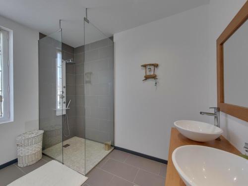 uma casa de banho com uma cabina de duche em vidro e um lavatório. em Maison Châtelaillon-Plage, 3 pièces, 4 personnes - FR-1-706-5 em Châtelaillon-Plage
