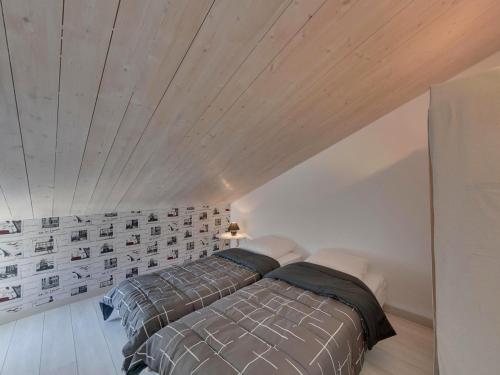 um quarto com uma cama e um tecto de madeira em Maison Châtelaillon-Plage, 3 pièces, 4 personnes - FR-1-706-5 em Châtelaillon-Plage