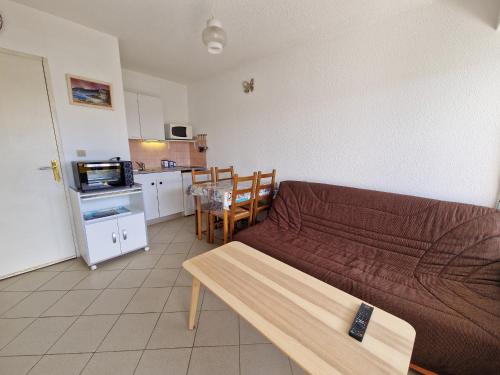 un salon avec un canapé et une cuisine dans l'établissement Studio 4 pers avec Wifi et Animaux admis à Châtelaillon-Plage - FR-1-706-10, à Châtelaillon-Plage