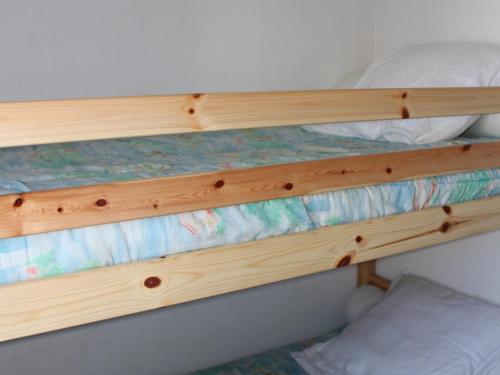 Ce lit superposé en bois se trouve dans un dortoir. dans l'établissement Studio 4 pers avec Wifi et Animaux admis à Châtelaillon-Plage - FR-1-706-10, à Châtelaillon-Plage