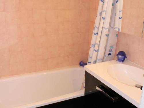une salle de bain avec une baignoire blanche et un lavabo dans l'établissement Studio 4 pers avec Wifi et Animaux admis à Châtelaillon-Plage - FR-1-706-10, à Châtelaillon-Plage