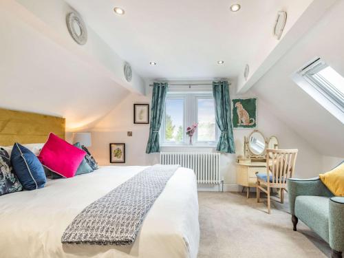 Postel nebo postele na pokoji v ubytování 4 Bed in Bakewell 87419