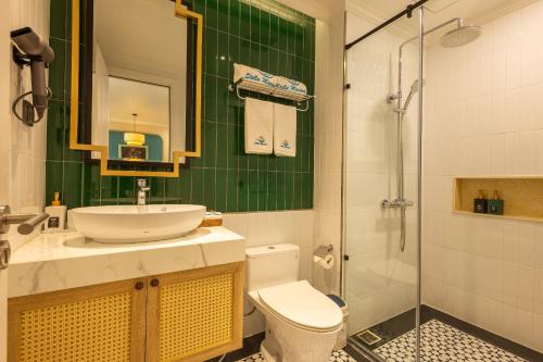 W łazience znajduje się umywalka, toaleta i prysznic. w obiekcie Stella Marina Boutique Hotel w Duong Dong
