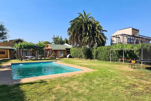 einen Hof mit einem Pool und einem Haus in der Unterkunft Casa en Olmué in Olmué