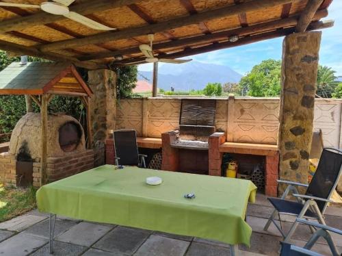 eine Terrasse mit einem Tisch und einem Grill im Freien in der Unterkunft Casa en Olmué in Olmué