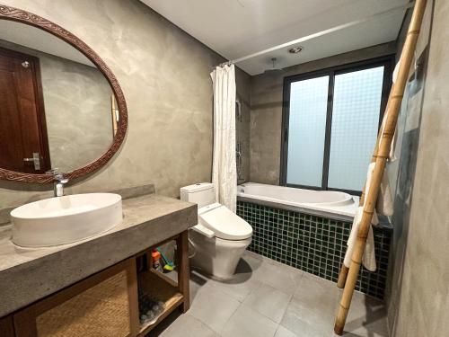 uma casa de banho com um lavatório, um WC e um espelho. em Nikomix - SAKAMOTO II Apartment - 2 Bedroom 60m2 em Hanói