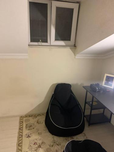 um quarto com uma secretária e um saco no chão em Halkalı merkez küçük lüks oda em Istambul