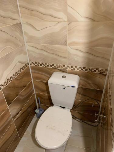 uma casa de banho com um WC branco num quarto em Halkalı merkez küçük lüks oda em Istambul