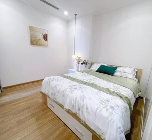 ein Schlafzimmer mit einem großen Bett in einem weißen Zimmer in der Unterkunft LuxurySunlit/2bed/P10Times in Hanoi