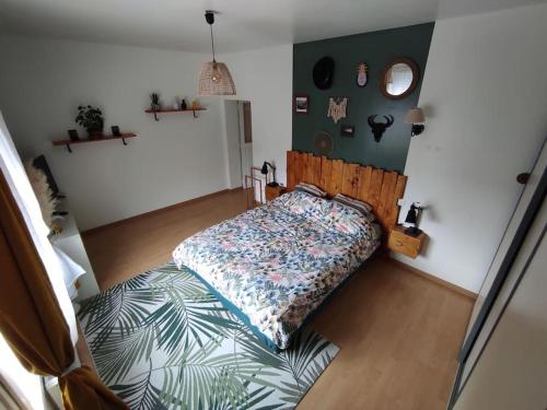 1 dormitorio con 1 cama en una habitación en Chaleureuse maison de ville avec parking gratuit, en Chinon