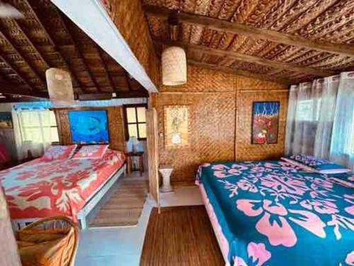 - une chambre avec 2 lits dans l'établissement Fare Kirihai, à Teavaro
