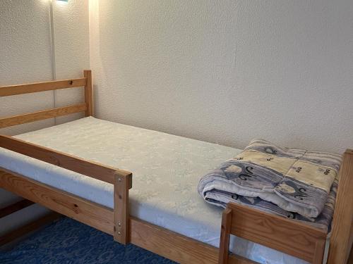 een kleine slaapkamer met een houten stapelbed bij Appartement Cap d'Agde, 3 pièces, 6 personnes - FR-1-769-4 in Cap d'Agde