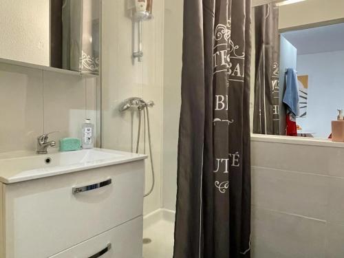 Photo de la galerie de l'établissement Appartement cosy 2 pièces avec WIFI, terrasse Ouest, 50m plage et commerces - Canet Sud - FR-1-748-21, à Canet