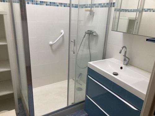 une salle de bain avec une douche en verre et un lavabo dans l'établissement Bel appart centre Lavandou, clim, Wi-Fi, proche plage - FR-1-308-185, au Lavandou