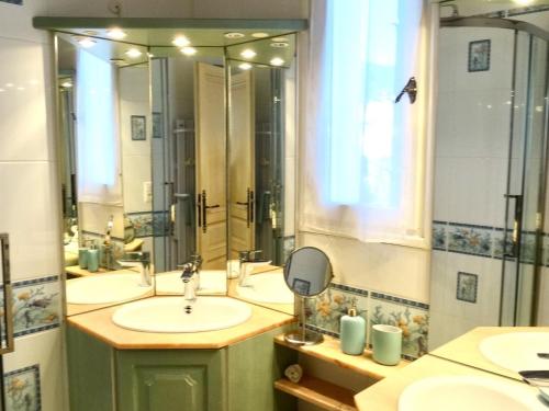 une salle de bain avec un lavabo et un miroir dans l'établissement Villa 4*** à 20m de la plage, jardin, parking, clim, WIFI - FR-1-728-15, à Cavalaire-sur-Mer