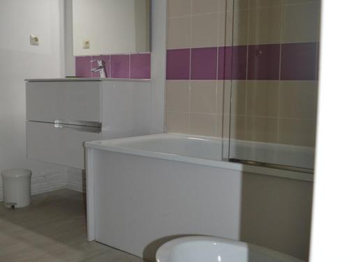 une salle de bain avec une baignoire, des toilettes et un lavabo dans l'établissement Appartement rénové de 2 pièces au calme, proche des commerces et navette gratuite, parking inclus - FR-1-593-105, aux Angles