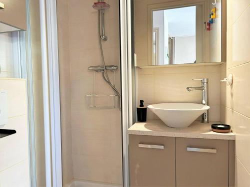 une salle de bain avec un lavabo et une douche dans l'établissement Studio cosy avec coin nuit, climatisation, animaux admis, centre-ville - 4 pers - FR-1-251-579, au Lavandou