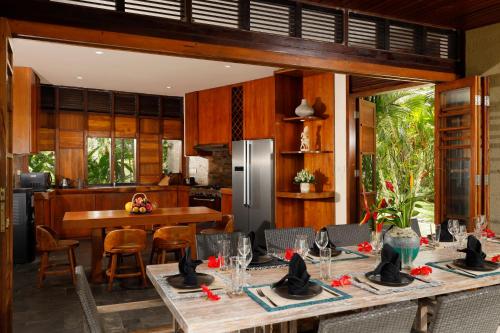 The Cove Bali by Nakulaにあるキッチンまたは簡易キッチン