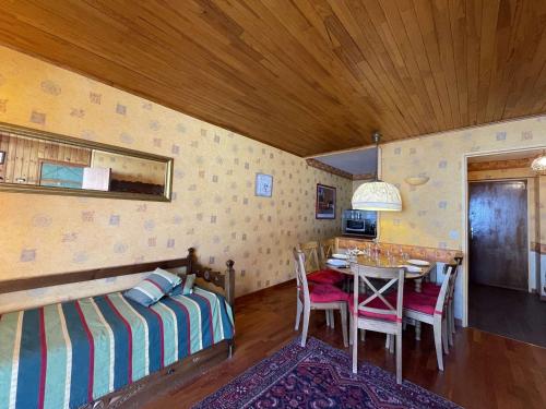 - une chambre avec une table et un lit ainsi qu'une salle à manger dans l'établissement Charmant 2 pièces, pied des pistes, 6 pers., Montgenèvre - FR-1-330D-136, à Montgenèvre