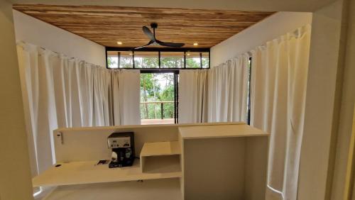 una oficina con escritorio y ventana en Pandanus Lodge & Retreats, 