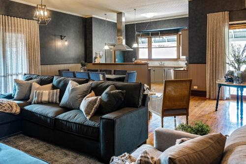 uma sala de estar com um sofá e uma cozinha em Dal Zotto Homestead & Studios em Whitfield