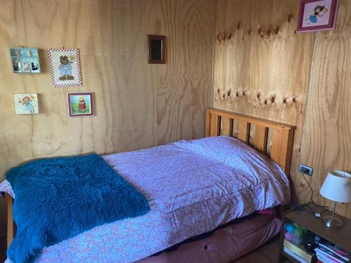 1 dormitorio con 1 cama con manta azul en Casa familiar Jocelyn, en Castro