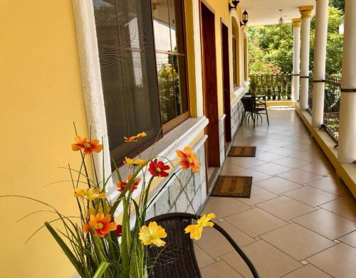 Nuotrauka iš apgyvendinimo įstaigos Mayan Plaza B&B Habitación Independiente mieste Kopan Ruinasas galerijos